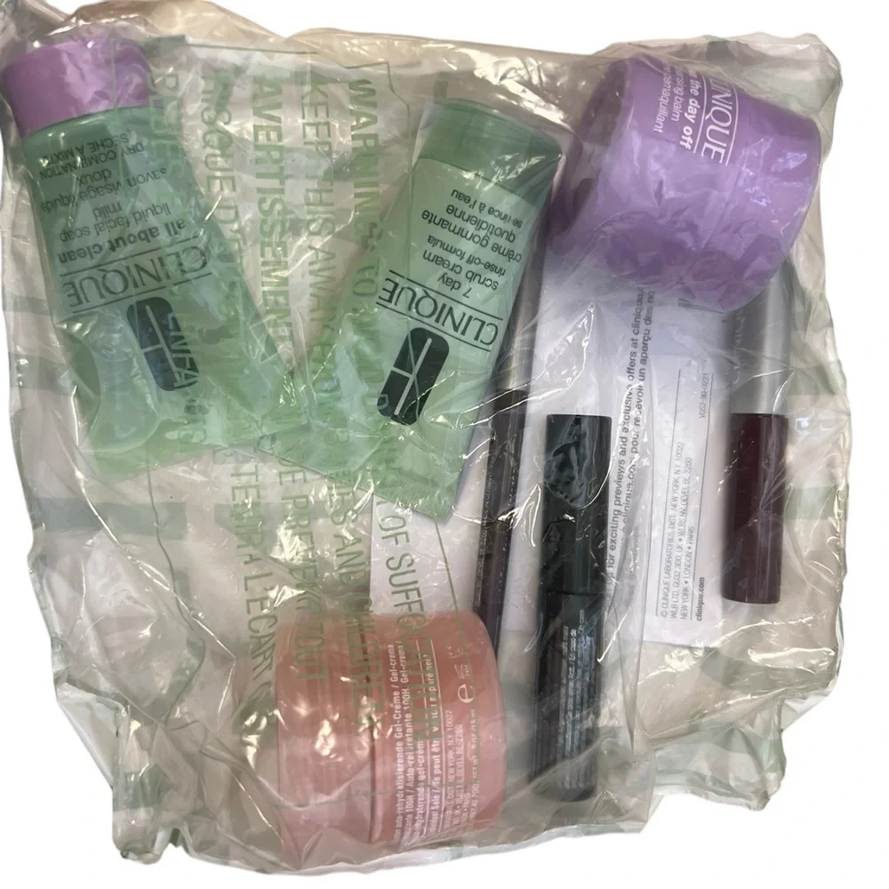 New,Clinique 8 PCS Travel Size Makeup Deluxe Sample Gift Set Green Bag unopened.